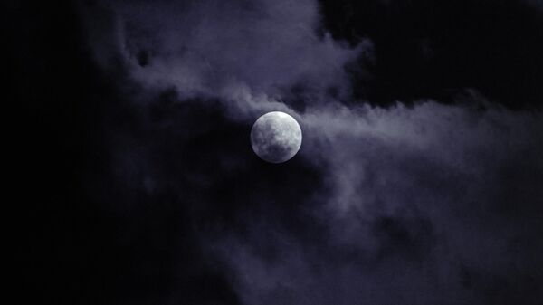 Суперлуние - голубая Луна в облаках - Sputnik Грузия