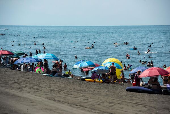 Так что в летний и бархатный сезон пляжи тут заполнены людьми.  - Sputnik Грузия