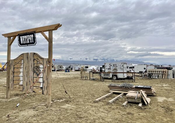 В США дожди блокировали в пустыне десятки тысяч гостей фестиваля музыки и искусств Burning Man. - Sputnik Грузия