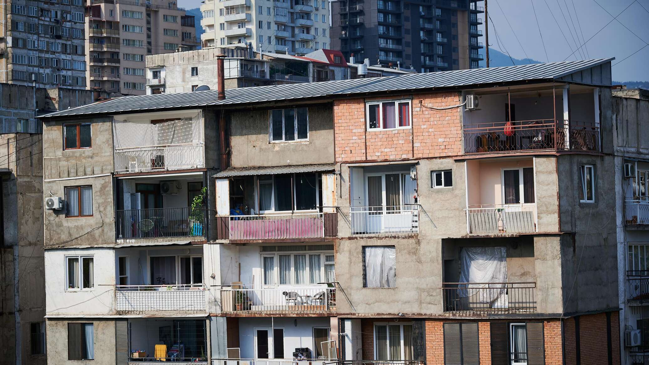 Богато жить не запретишь: пристройки к жилым домам в Тбилиси – фото -  07.09.2023, Sputnik Грузия