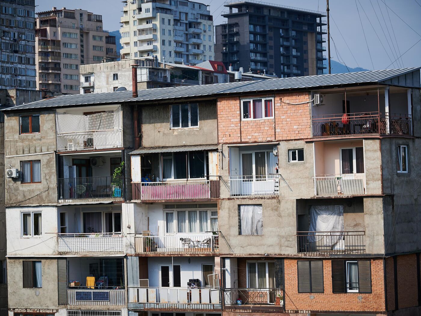 Богато жить не запретишь: пристройки к жилым домам в Тбилиси – фото -  07.09.2023, Sputnik Грузия