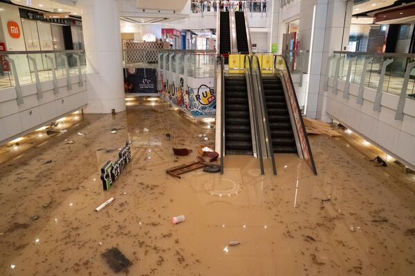 Паводковая вода заливает пол торгового центра в Гонконге. - Sputnik Грузия