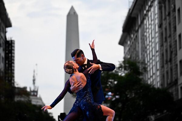 Танцоры танго Евгения Самойлова и Луис Скуиччарини соревнуются в финальном раунде этапа чемпионата мира по танго в Буэнос-Айресе. - Sputnik Грузия