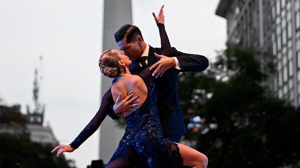 Танцоры танго Евгения Самойлова и Луис Скуиччарини соревнуются в финальном раунде этапа чемпионата мира по танго в Буэнос-Айресе, Аргентина - Sputnik Грузия
