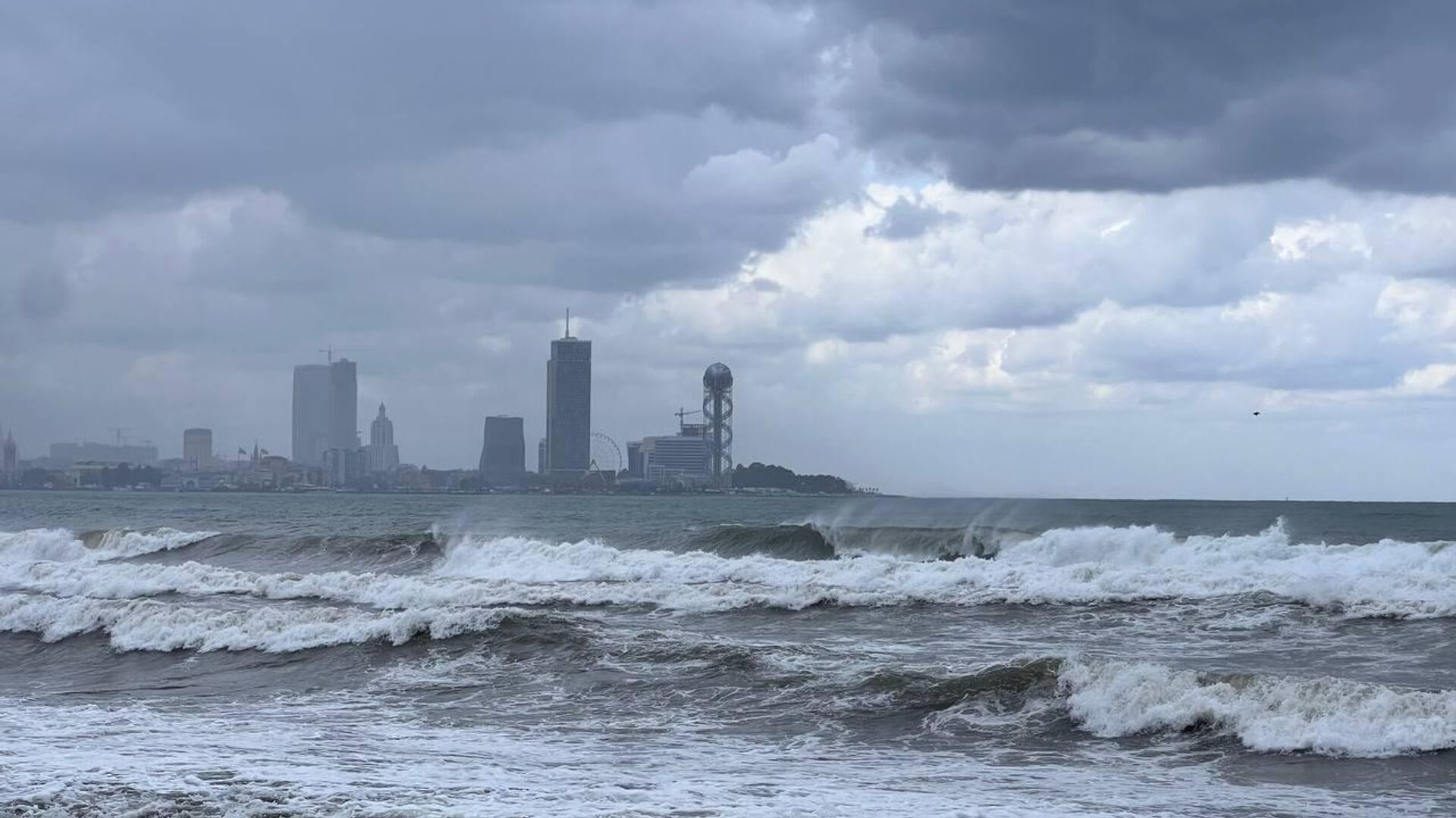 Батуми и шторм на Черном море - Sputnik Грузия, 1920, 28.12.2024