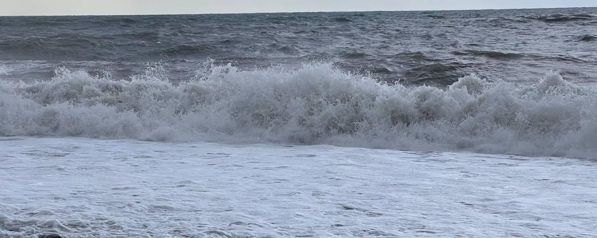 Шторм на черноморском побережье Грузии в Батуми - Sputnik Грузия, 1920, 02.12.2025