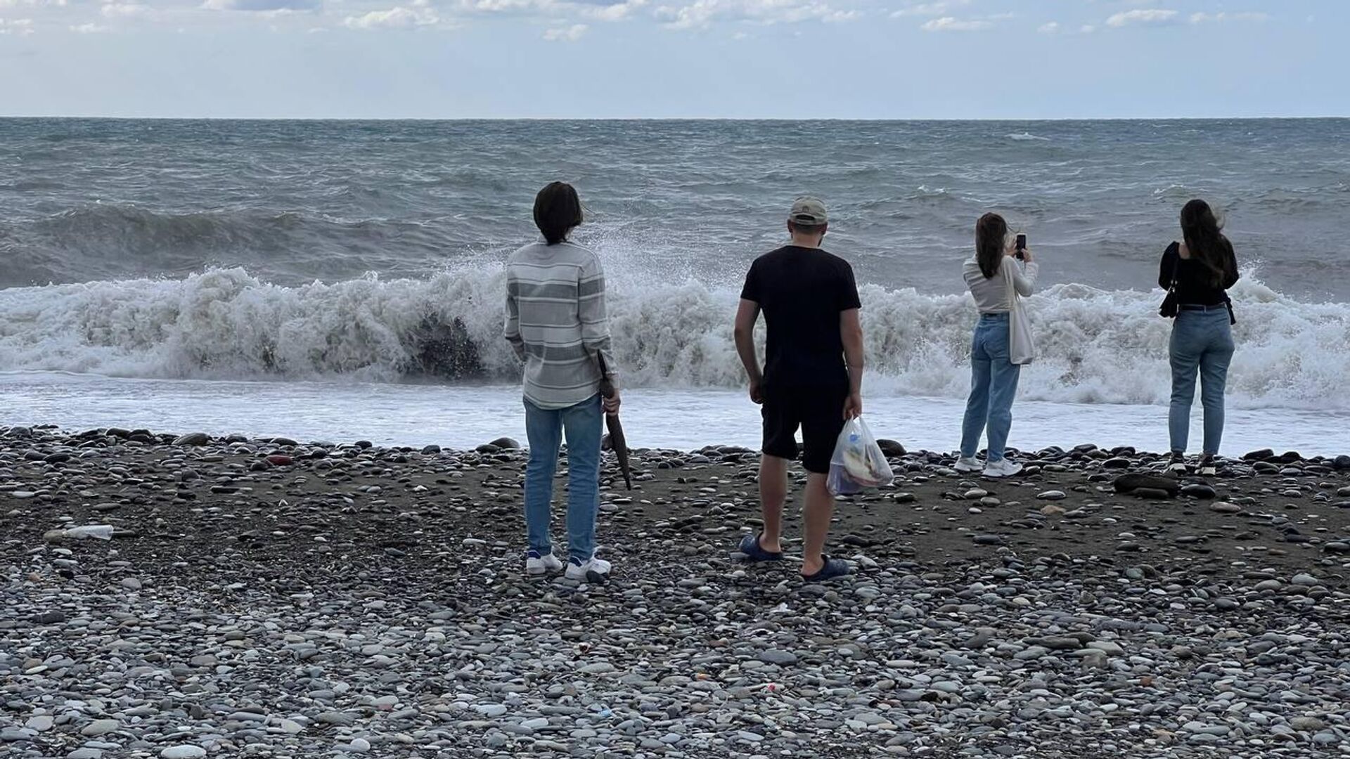 Шторм на черноморском побережье Грузии в Батуми - Sputnik Грузия, 1920, 08.01.2026