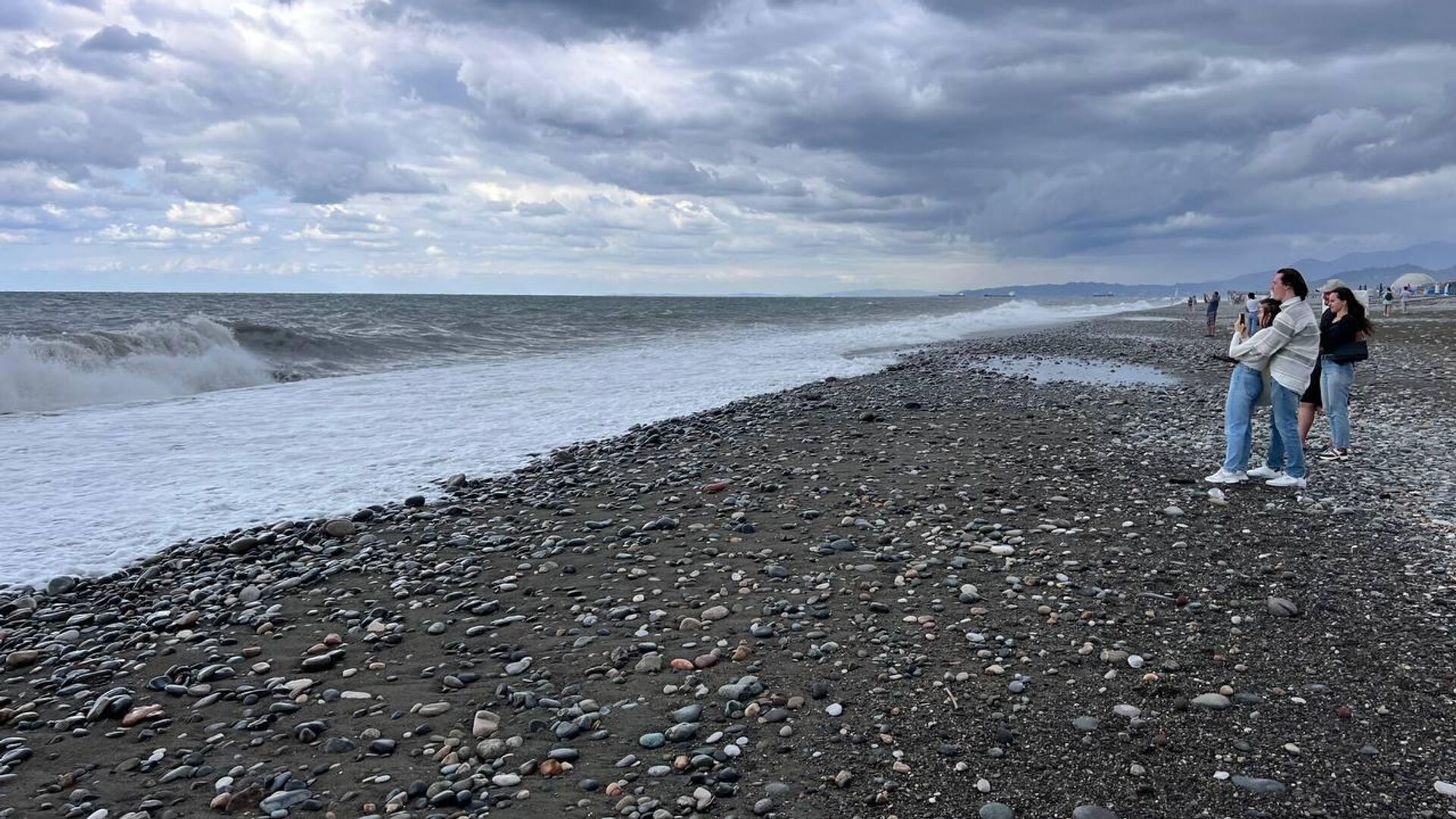 Шторм на черноморском побережье Грузии в Батуми - Sputnik Грузия, 1920, 13.10.2023