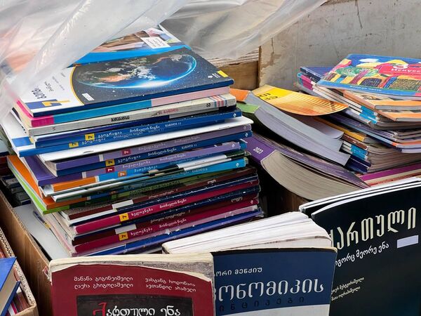 Так как цена как на бывшие в употреблении, так и на новые учебники может сильно отличаться. - Sputnik Грузия