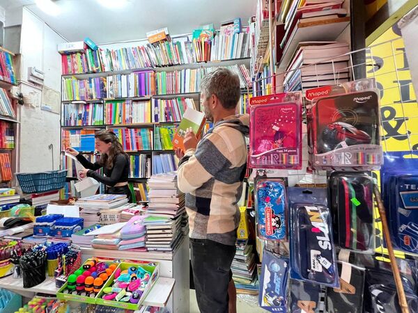 Но и цена на новые учебники не везде на рынке одна и та же.  - Sputnik Грузия