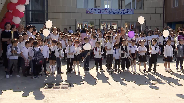 Снова в школу! 15 сентября в Грузии начался новый учебный год - видео - Sputnik Грузия