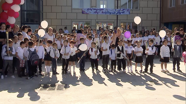 კვლავ სკოლისკენ! 15 სექტემბერს საქართველოში ახალი სასწავლო წელი დაიწყო - ვიდეო - Sputnik საქართველო