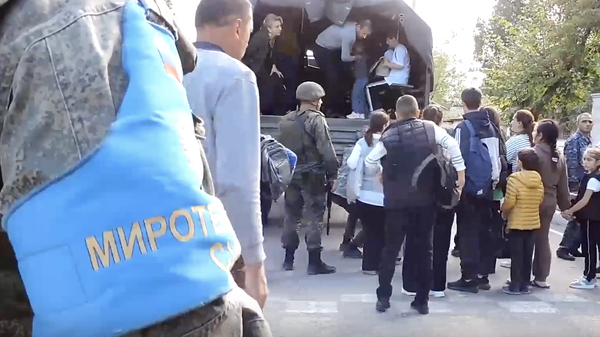 Эвакуация жителей Карабаха российскими миротворцами – видео - Sputnik Грузия