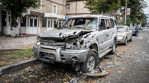 Автомобиль, пострадавший в результате обстрела в Степанакерте - Sputnik Грузия