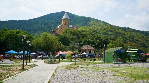 Церковь в крепости Ананури, зона отдыха и пляж в Ананури и Жинвальское водохранилище  - Sputnik Грузия