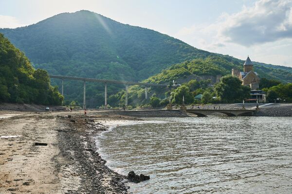 С берега водохранилища открывается вид на крепость Ананури, а также большой мост на Военно-Грузинской дороге.  - Sputnik Грузия