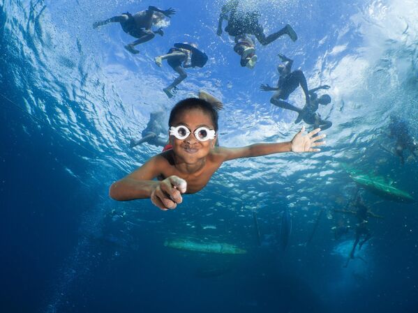 Снимок фотографа Питера Маршалла в категории &quot;Человеческая связь&quot;. Дети в Индонезии в самодельных очках ныряют на глубину. - Sputnik Грузия