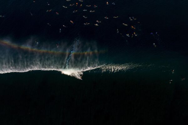 Снимок фотографа Тодда Глейзера, победивший в категории &quot;Приключения&quot; На фото показана радуга на гребне волны. - Sputnik Грузия