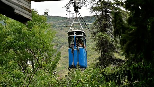 Вот в таких кабинках можно путешествовать и подняться к Черепашьему озеру.  - Sputnik Грузия