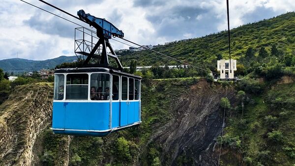 Тбилисские канатные дороги. Канатная дорога от высотного корпуса ТГУ к общежитию в Багеби - Sputnik Грузия