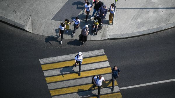 Люди переходят дорогу на пешеходе - Sputnik Грузия