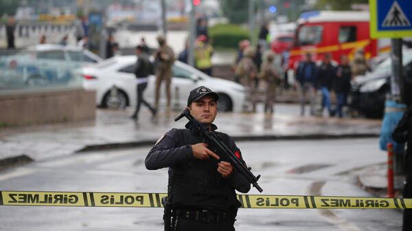 Сотрудники спецназа турецкой полиции охраняют территорию рядом с Министерством внутренних дел после взрыва бомбы в Анкаре, Турция - Sputnik Грузия
