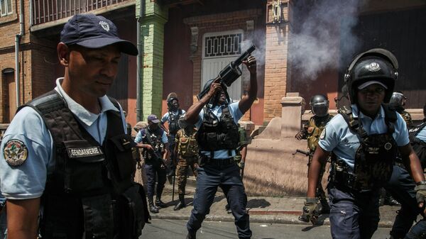 Сотрудники полиции по борьбе с беспорядками применили слезоточивый газ для разгона сторонников оппозиции в Антананариву, Мадагаскар - Sputnik Грузия