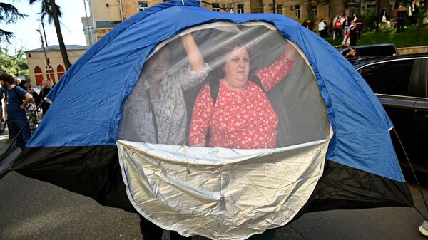 К парламенту Грузии протестующие принесли палатки - видео - Sputnik Грузия