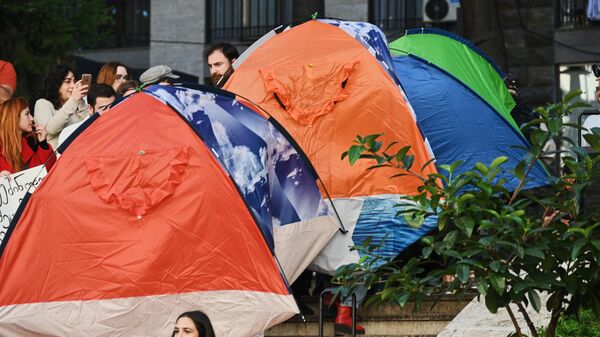 Палатки на акции протеста у здания парламента Грузии - Sputnik Грузия