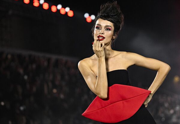 Бразильская модель Luma Grothe на показе L&#x27;Oreal Paris в Париже. - Sputnik Грузия