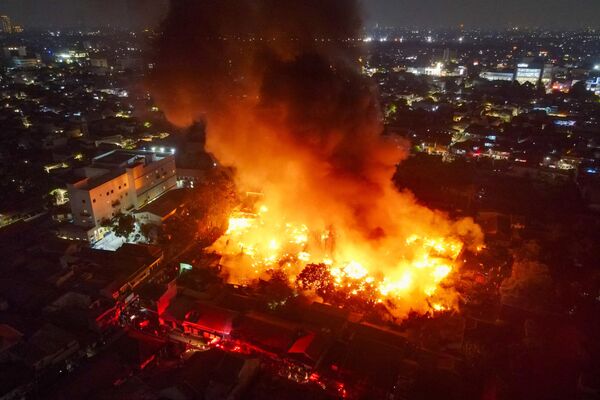 Пожар в густонаселенном жилом районе Джакарты. - Sputnik Грузия