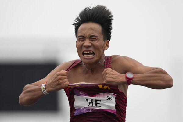 Китаец Хэ Цзе пересекает финишную черту и выигрывает мужской марафон на 19-х Азиатских играх в Ханчжоу. - Sputnik Грузия