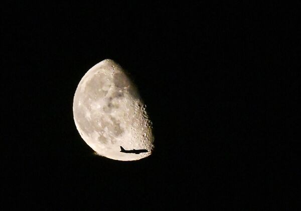 Силуэт самолета на фоне Луны в Москве. - Sputnik Грузия