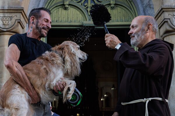 Отец Вальберт благословляет собаку в Брюсселе. - Sputnik Грузия