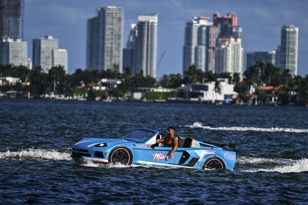 Мужчина управляет модифицированной лодкой Jetcar в заливе Майами. - Sputnik Грузия