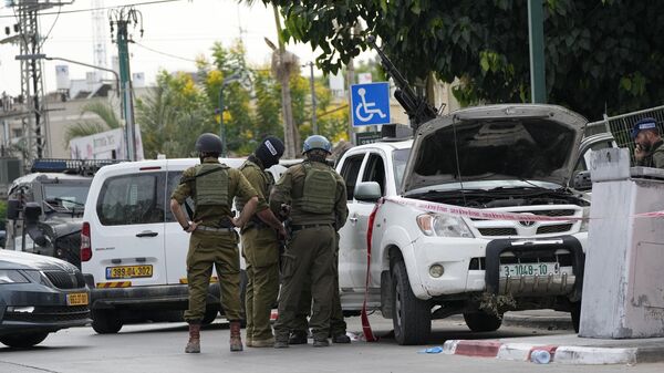 Израильские военные проверяют машины, которые использовали вооруженные формирования Палестины  - Sputnik Грузия