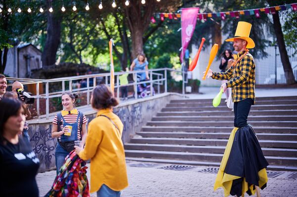 Также гостей фестиваля вина в Тбилиси в течение дня развлекали клоуны и аниматоры.  - Sputnik Грузия