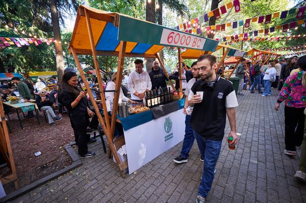 Фестиваль вина в Тбилиси посетили тысячи человек. - Sputnik Грузия