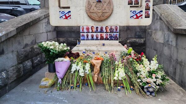 В Тбилиси к синагоге несут цветы в память о погибших в Израиле - видео - Sputnik Грузия