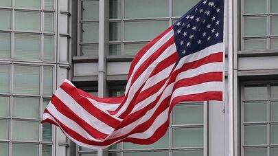  Флаг США на здании посольства в РФ