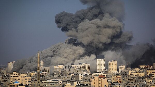 Клубы дыма над Газой после авиаударов Израиля - Sputnik Грузия