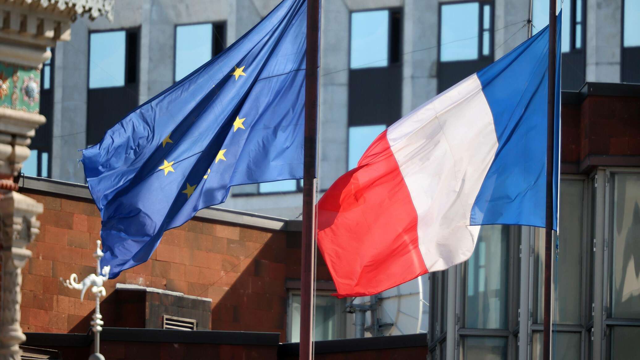 Франция начала работать над новыми антироссийскими санкциями – глава МИД Франции Барро