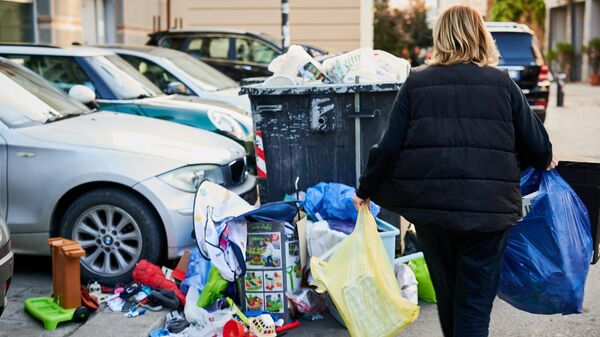 Женщина выкидывает мусор в мусорные контейнеры - Sputnik Грузия
