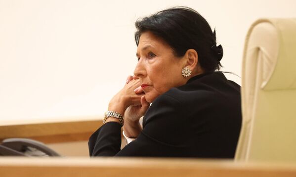 Президент Грузии Саломе Зурабишвили&quot;Украинцы требуют все больше и больше от своих партнеров, не только от Грузии. Они использовали грубые слова в адрес разных партнеров… Так что, да, они хотят поставок оружия от Грузии, а также открытия в Грузии второго фронта. Все это невозможно&quot;. - Sputnik Грузия