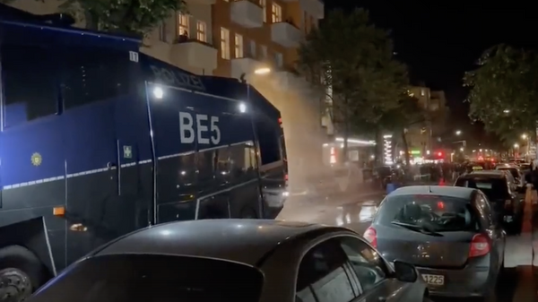 Столкновения протестующих с полицией в Берлине – видео - Sputnik Грузия