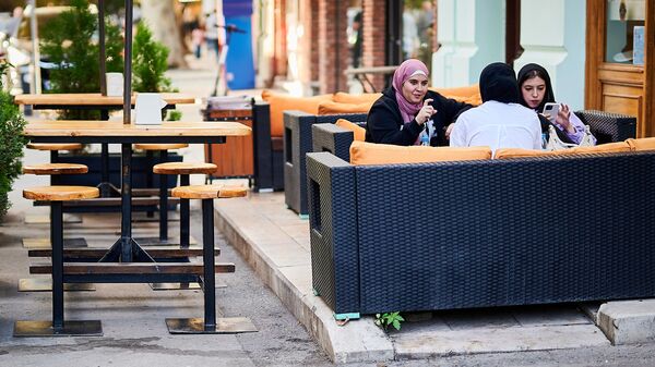 Женщины - мусульманки в уличном кафе в квартале Новый Тифлис - Sputnik Грузия