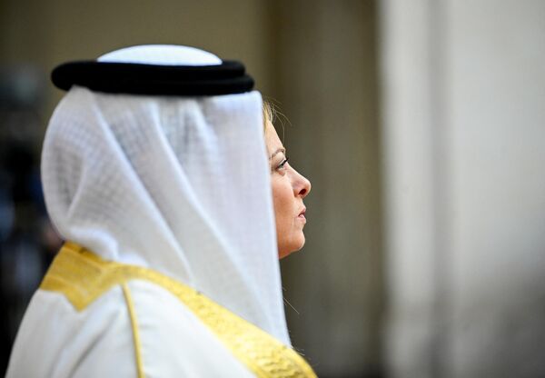 Премьер-министр Италии Джорджия Мелони стоит рядом с королем Бахрейна Хамадом ибн Исой Аль Халифой во время их встречи в Италии. - Sputnik Грузия