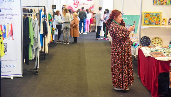 В Тбилиси прошла первая выставка продукции, изготовленной женщинами.  - Sputnik Грузия