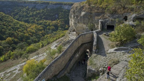 Средневековый пещерный город-крепость Чуфут-Кале в Бахчисарайском районе в Крыму - Sputnik Грузия