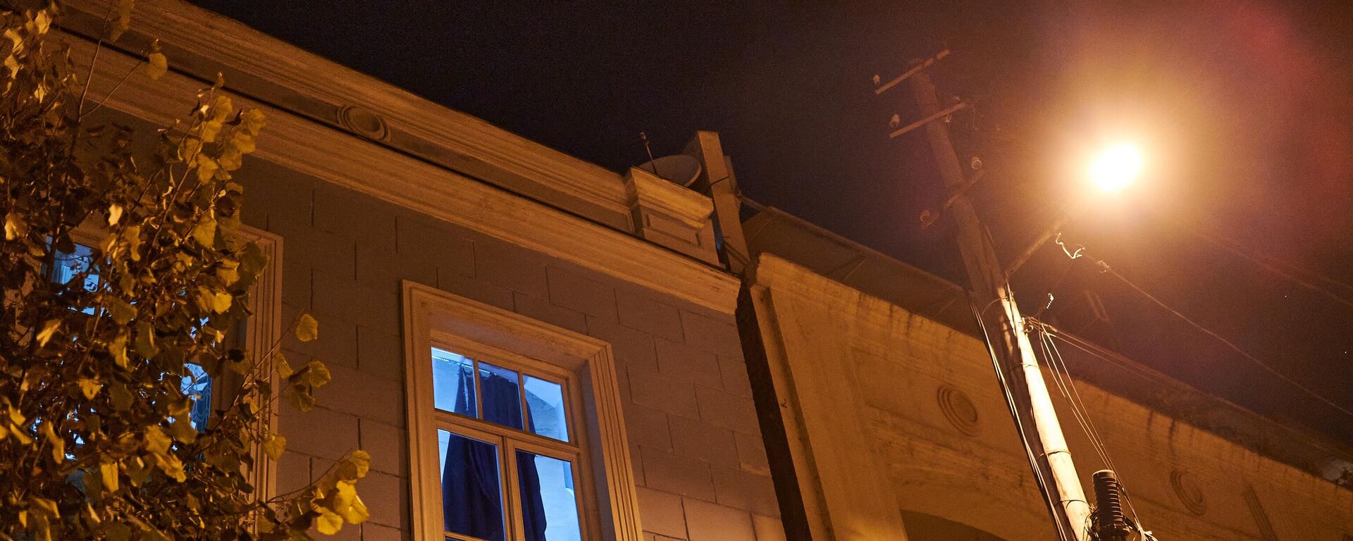 Уличное освещение. Фонарь на старой улице в районе Чугурети - Sputnik Грузия, 1920, 26.12.2025